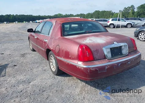 1998 Lincoln Town Car Signature z USA, uszkodzony, nr VIN 1LNFM82W8WY688852